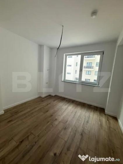 Apartament cu 3 camere decomandat în Sud