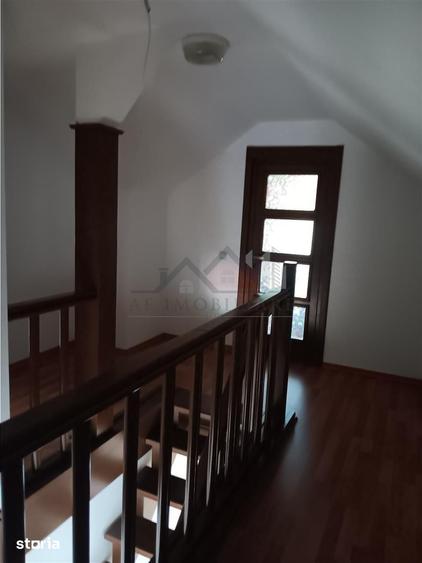 Casă cu 10 camere cu Teren 750 Mp în Rediu