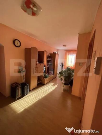 Apartament cu 3 camere decomandat, mobilat în Siret