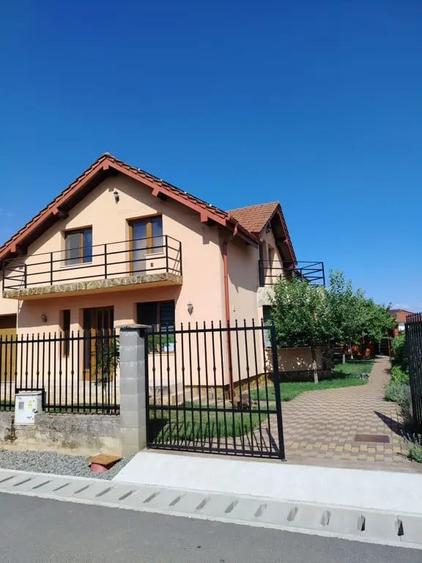 Casă cu 4 camere în Păulești