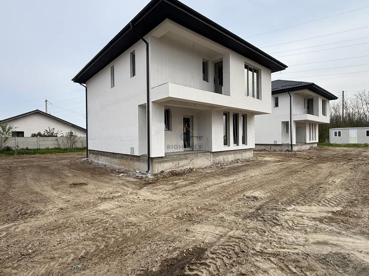Casă individuală cu 4 camere cu Teren 500 Mp în Joița