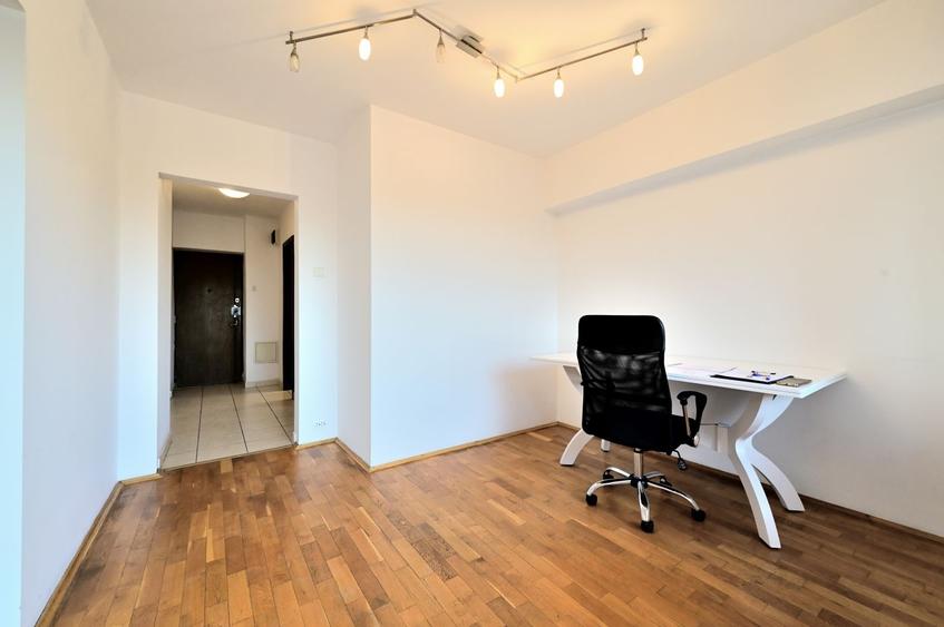Apartament cu 4 camere semidecomandat în Centrul Civic