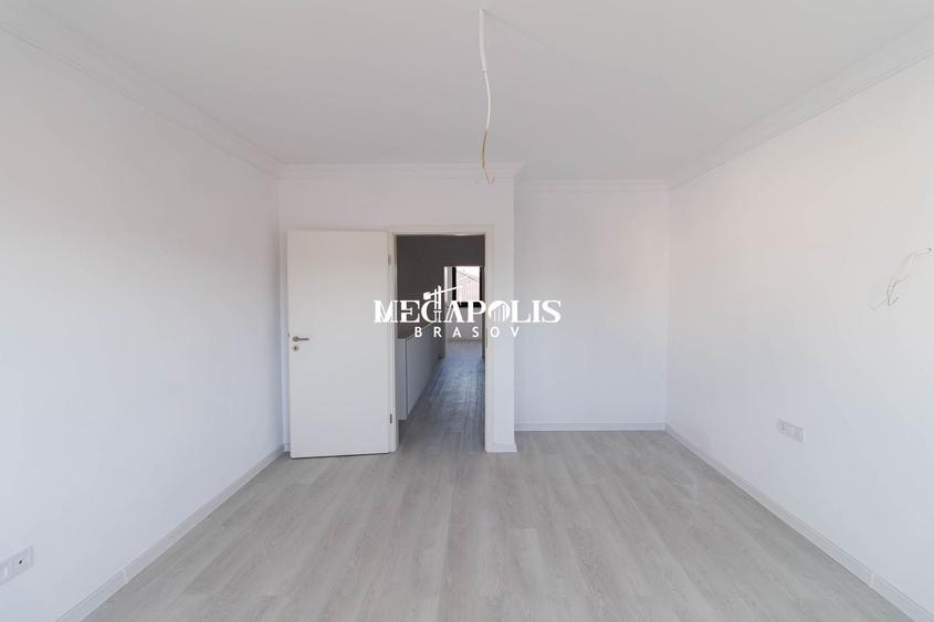 Duplex cu 3 camere cu Canalizare în Sânpetru