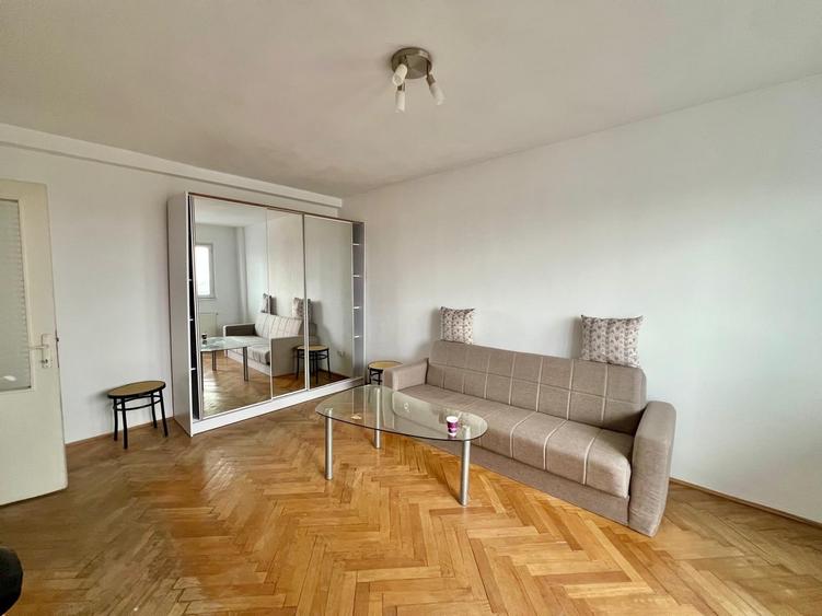 Apartament cu 3 camere decomandat, mobilat în Dacia
