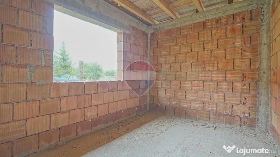 Casă cu 4 camere cu Teren 365 Mp în Hălchiu
