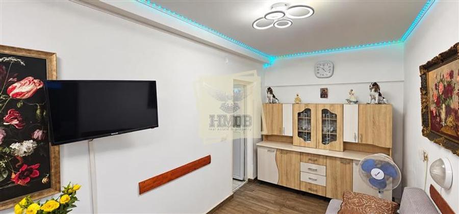 Apartament cu 3 camere semidecomandat, mobilat în Calea Poplăcii
