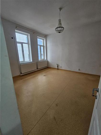 Casă individuală cu 20 camere cu Canalizare în Central
