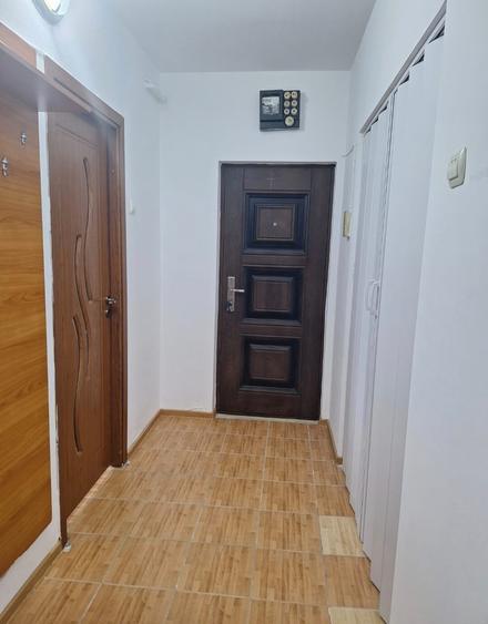 Apartament cu 3 camere decomandat, mobilat în Mircea cel Bătrân
