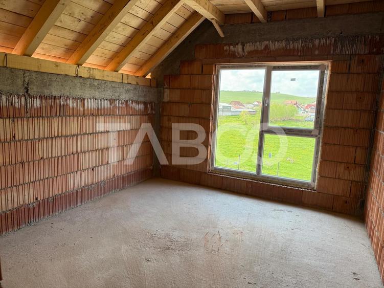 Duplex cu 5 camere cu Canalizare în Șura Mare