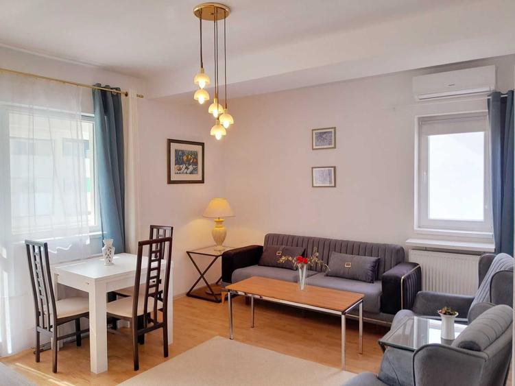 Apartament cu 3 camere decomandat în Roșu