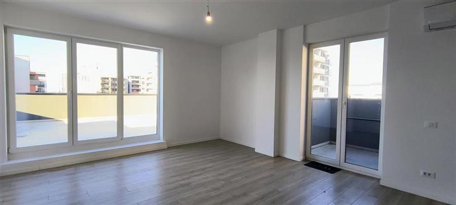 Penthouse cu 3 camere nedecomandat în Aradului