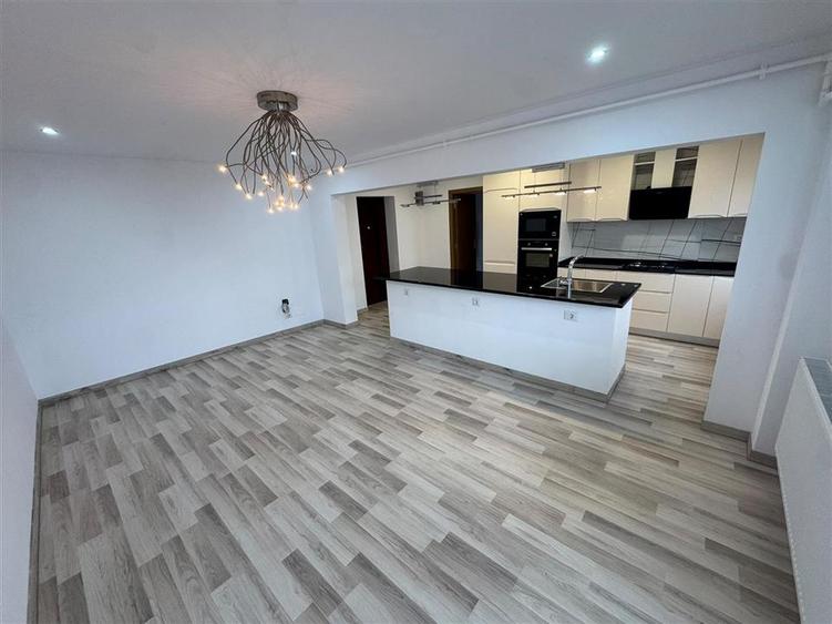 Apartament cu 3 camere decomandat, mobilat în Ultracentral