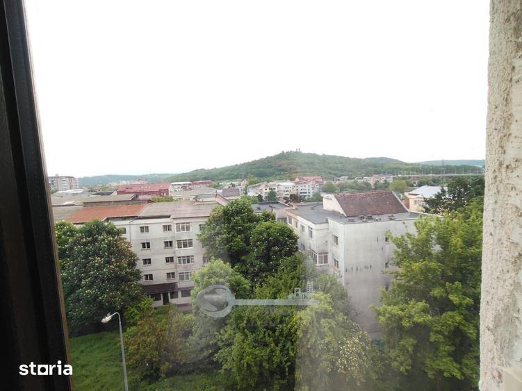 Apartament cu 4 camere decomandat în Podu Roș