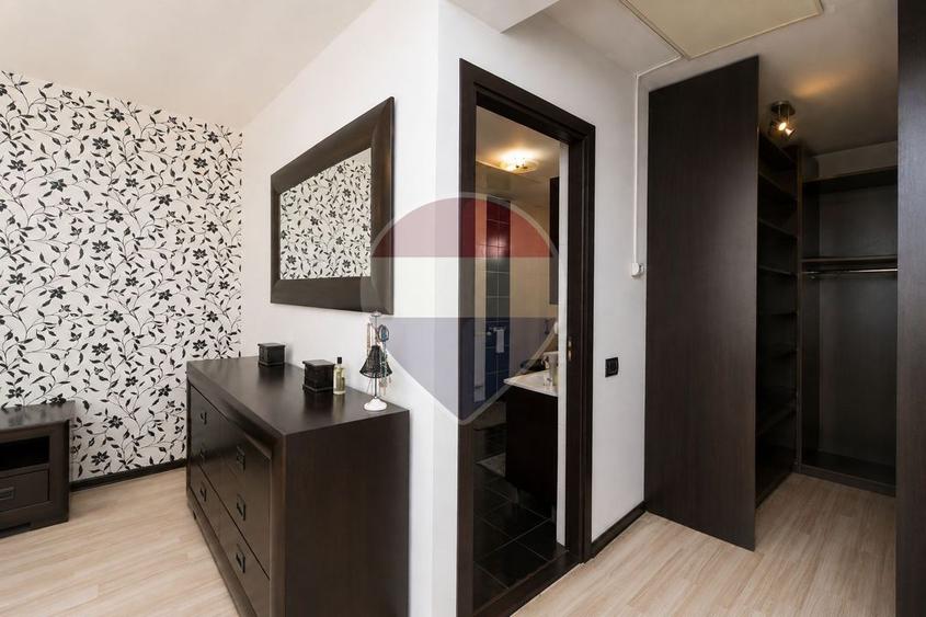Casă cu 6 camere cu Teren 509 Mp în Vest