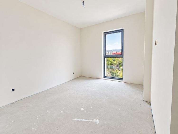 Apartament cu 3 camere semidecomandat în Între Lacuri