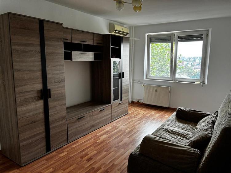 Apartament cu 3 camere decomandat în Mihai Bravu