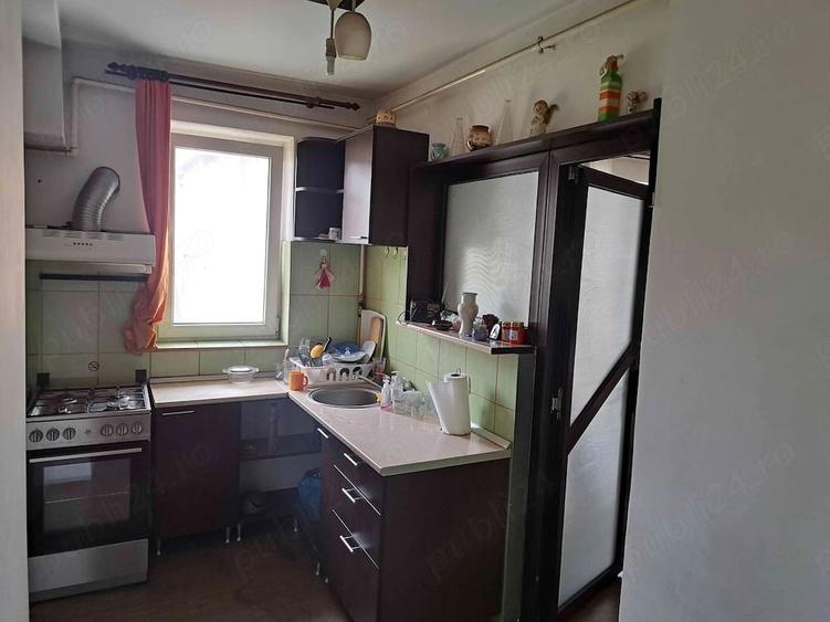 Apartament cu 3 camere semidecomandat în Aleea Trandafirilor