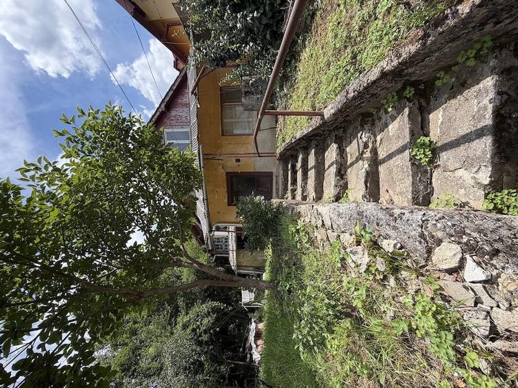 Casă cu Teren 1352 Mp în Central