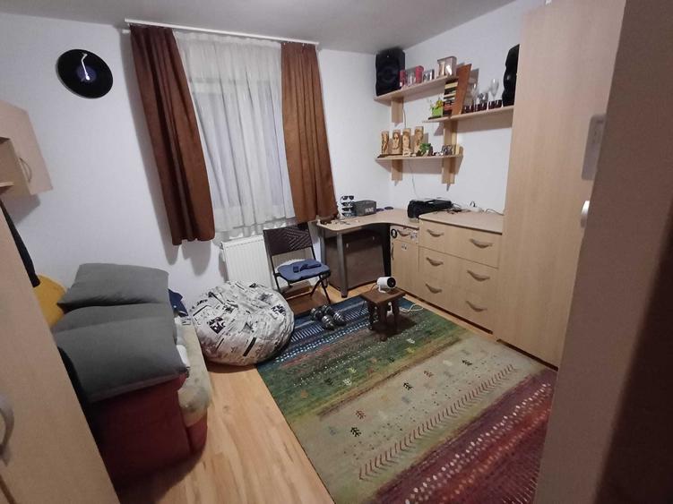 Apartament cu 3 camere semidecomandat în Dâmbu Pietros