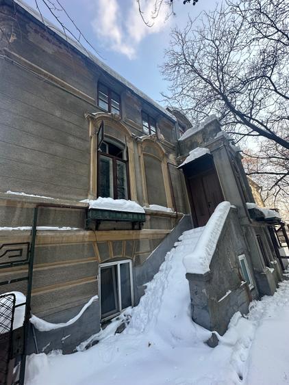 Casă individuală cu 10 camere cu Teren 320 Mp în Grădina Icoanei