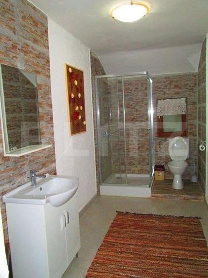 Casă individuală cu 8 camere cu Canalizare în Exterior Est