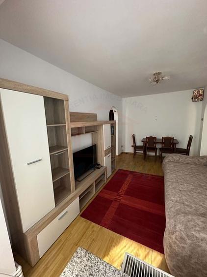 Apartament cu 2 camere semidecomandat, mobilat în Micro 20