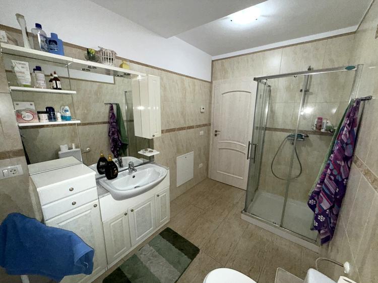 Casă individuală cu 8 camere cu Canalizare în Micești