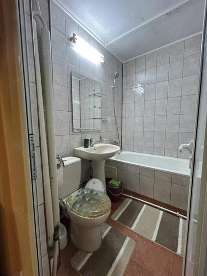Apartament cu 3 camere semidecomandat în Dacia