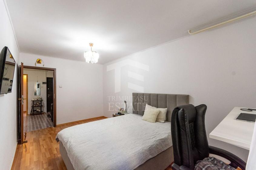 Apartament cu 4 camere semidecomandat în Iancului