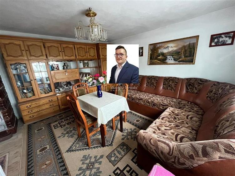 Casă individuală cu 6 camere cu Teren 5900 Mp în Est