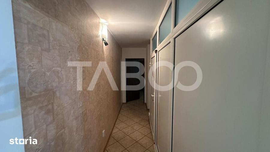 Apartament cu 3 camere semidecomandat în Central — fotografia 1