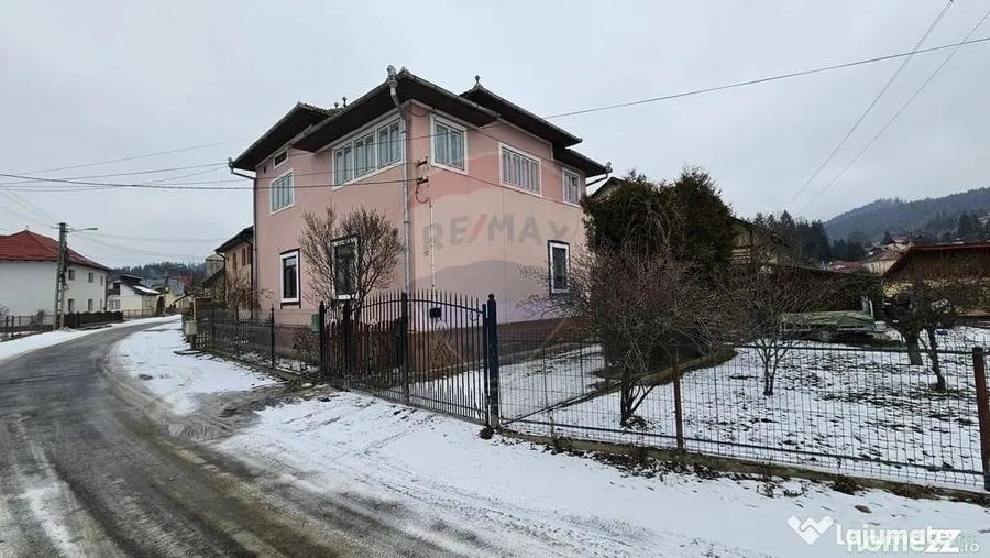 Casă cu 3 camere cu Teren 200 Mp în Central