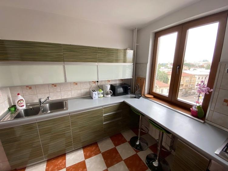 Apartament cu 3 camere semidecomandat, mobilat în Unirii