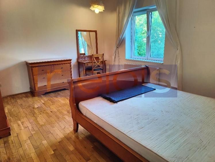 Apartament cu 3 camere semidecomandat, mobilat în Primăverii