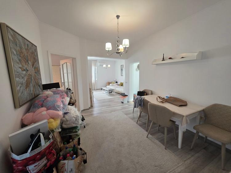 Apartament cu 4 camere semidecomandat, mobilat în Universitate