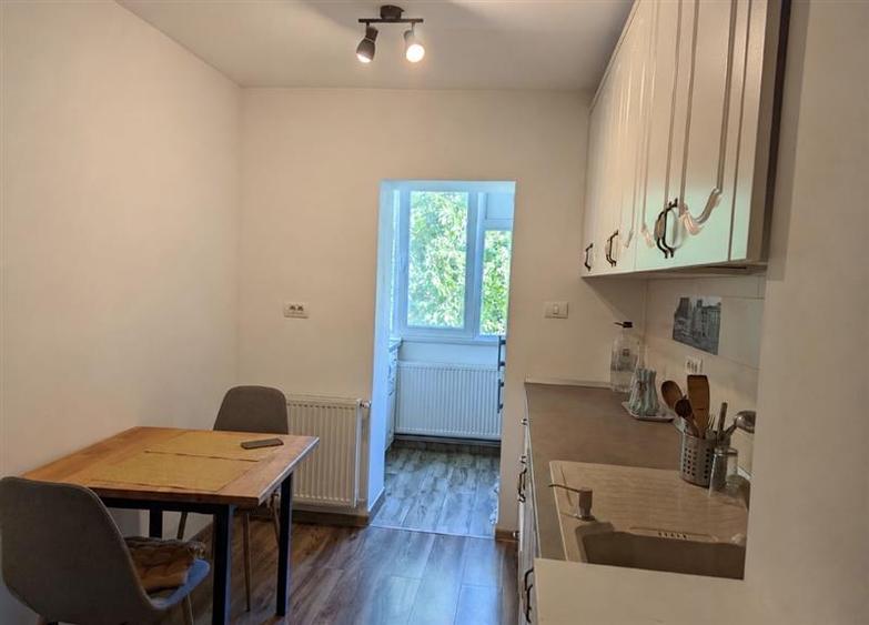 Apartament cu 3 camere decomandat, mobilat în Lipovei