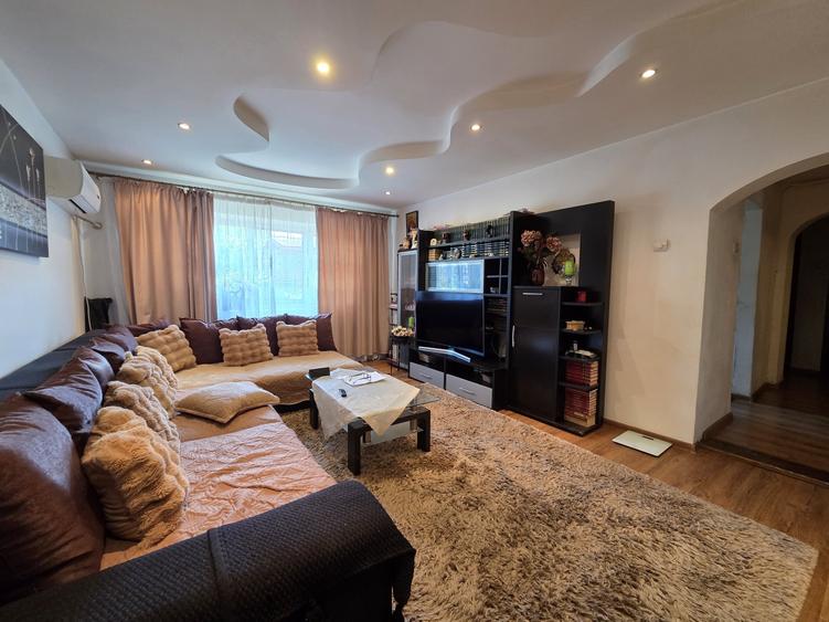 Apartament cu 3 camere semidecomandat în Dacia
