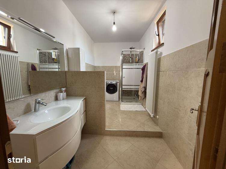 Casă cu 5 camere cu Teren 492 Mp în Malu Mare