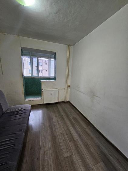 Apartament cu 3 camere semidecomandat în Rahova