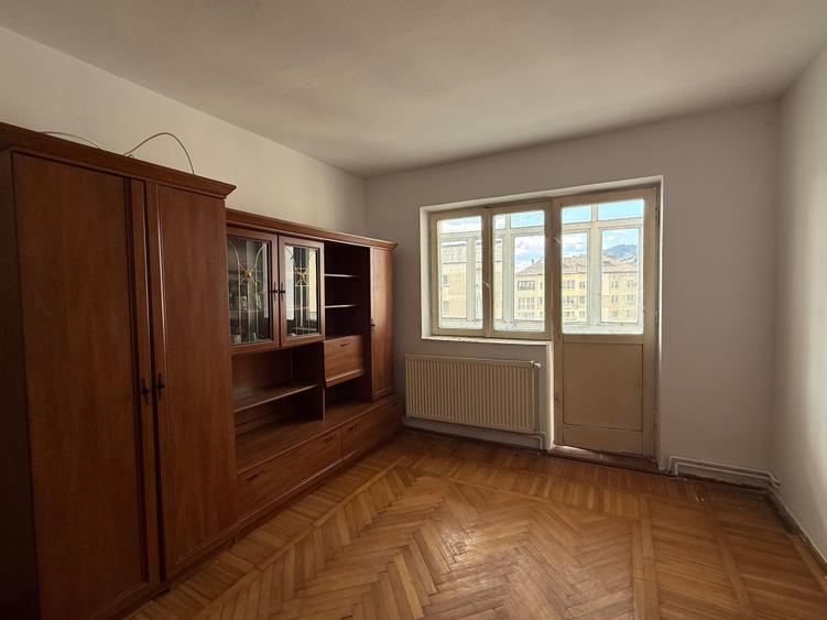 Apartament cu 3 camere semidecomandat în Central