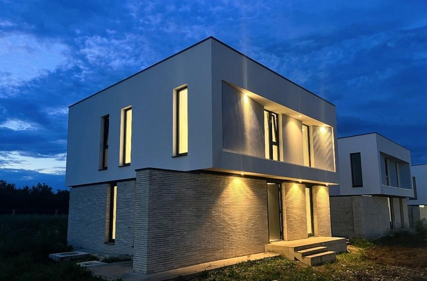 Casă individuală cu 5 camere cu Canalizare în Est