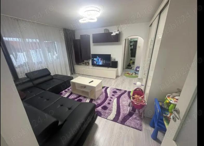 Apartament cu 3 camere semidecomandat în Tineretului
