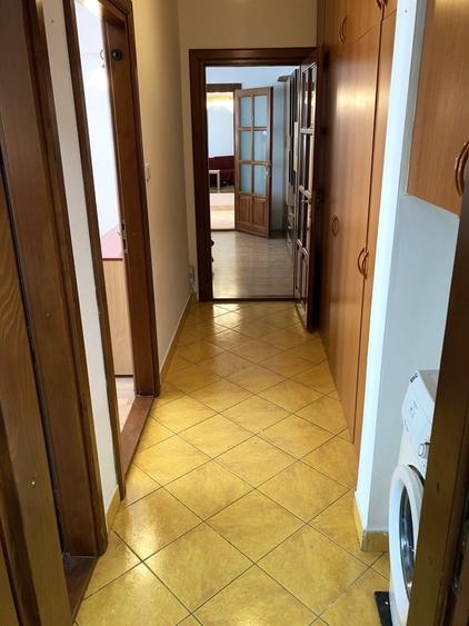 Apartament cu 3 camere semidecomandat în Mihai Bravu