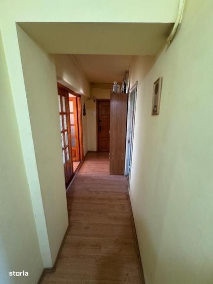 Apartament cu 3 camere decomandat în Craiovița Nouă