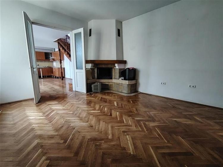 Duplex cu 6 camere cu Canalizare în 1 Decembrie 1918
