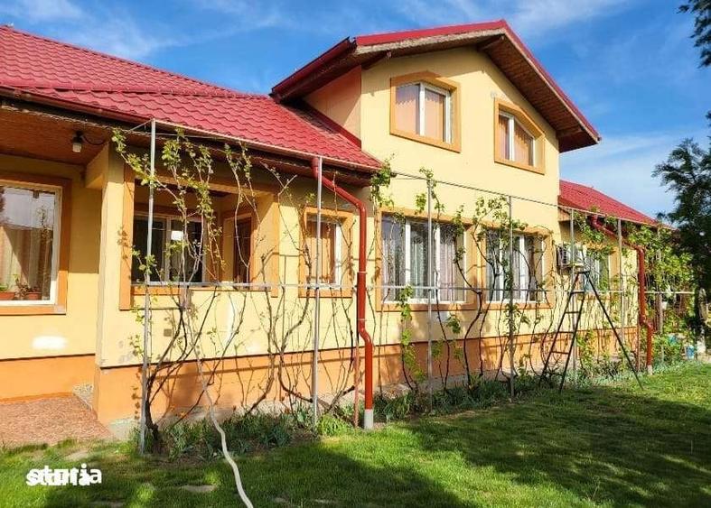 Casă cu 6 camere cu Teren 2500 Mp în Fulga