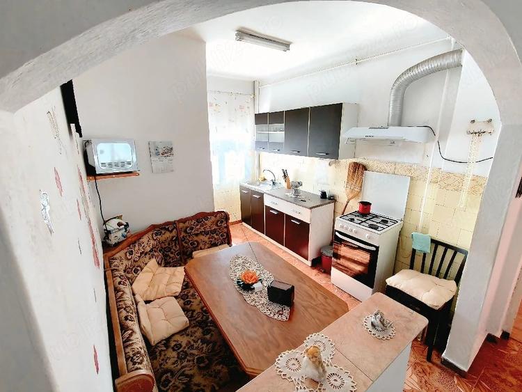 Apartament cu 3 camere semidecomandat, mobilat în Central