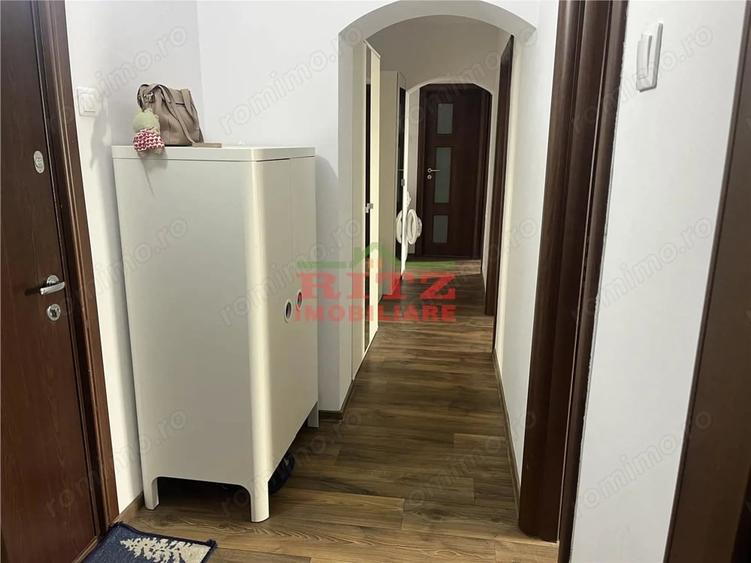 Apartament cu 3 camere decomandat în