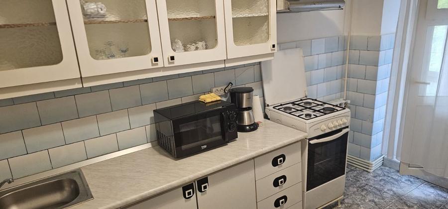 Apartament cu 2 camere decomandat, mobilat în Piața Centrală