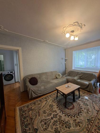 Apartament cu 3 camere semidecomandat în Central